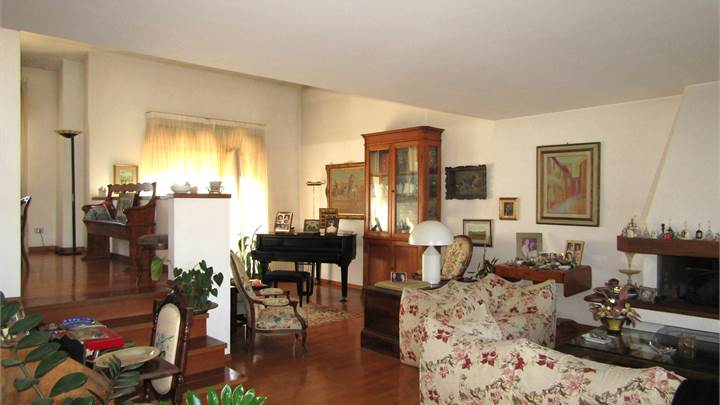 Pistoia zona Stadio - Prestigioso attico con garage