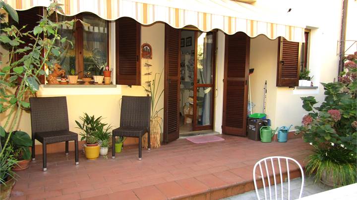 Casalguidi-Villetta a schiera con esterno e garage