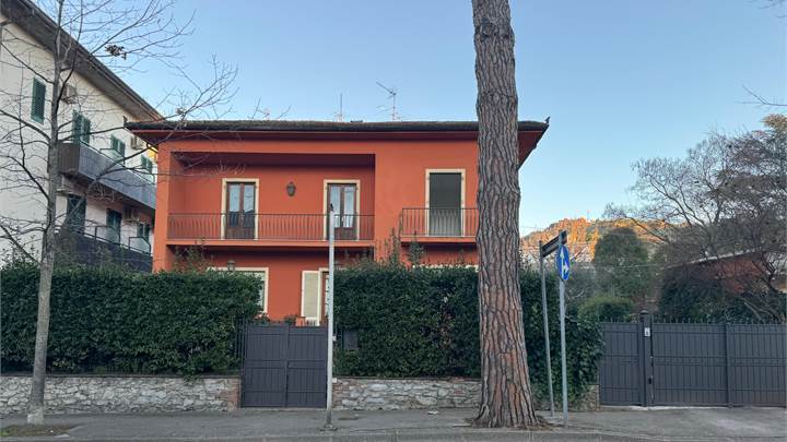 Montecatini - Luminoso appartamento ristrutturato con posti auto