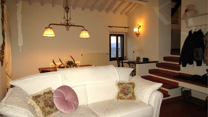 Uzzano ( PT ) - Casa ristrutturata 4 vani con mansarda