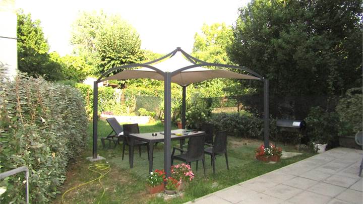 Agliana - Viale Roma : Terratetto bifamiliare ristrutturato con giardino